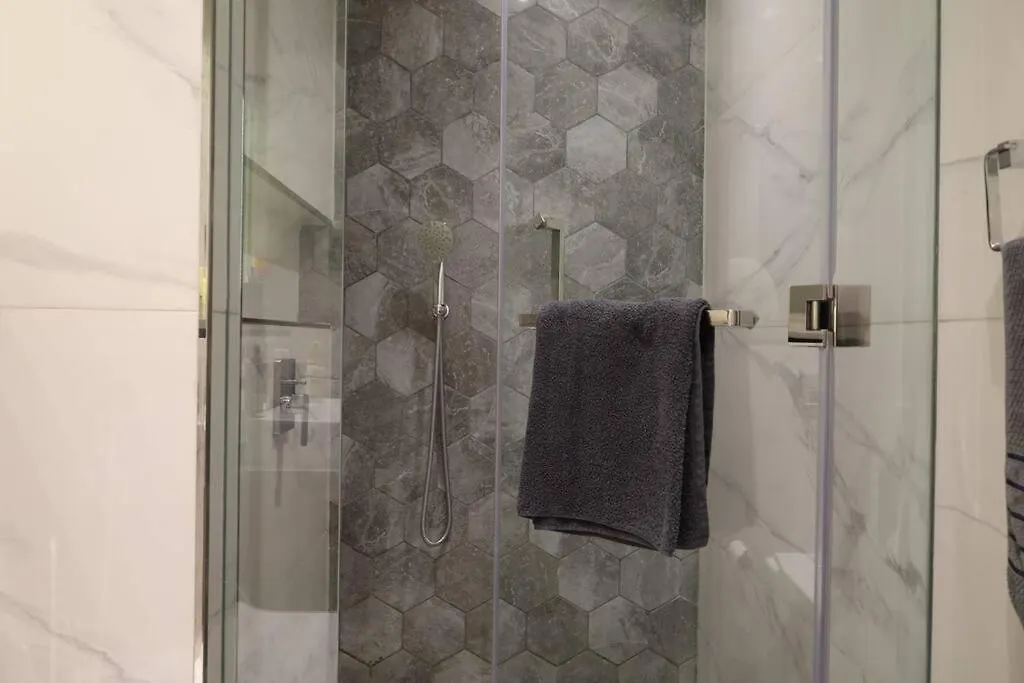 Daire Mag 318 Downtown Superior Elegant Studio Lake View By Dolphinsuites Dubai