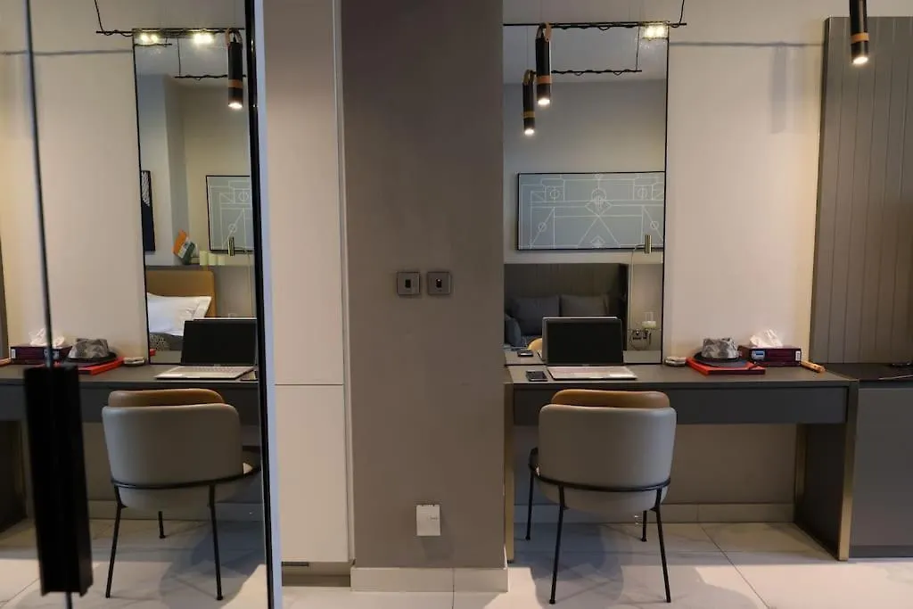 Daire Mag 318 Downtown Superior Elegant Studio Lake View By Dolphinsuites Dubai